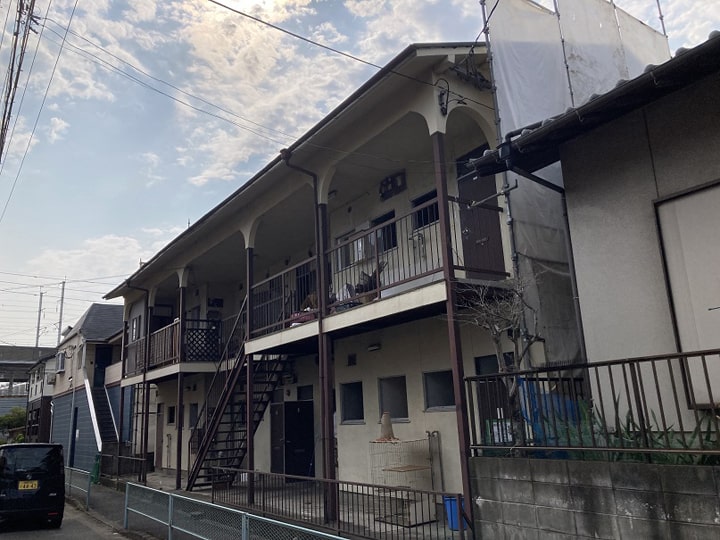 木造2階建てアパート解体工事(荷物保管移動、床壁解体、給水排水管やりかえ、根太床貼り大工工事、Pタイル貼り、クロス貼り)