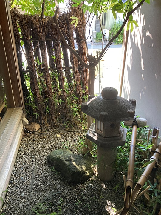 中庭撤去(生垣、灯籠、鹿威し、自然石、土鋤き取り)